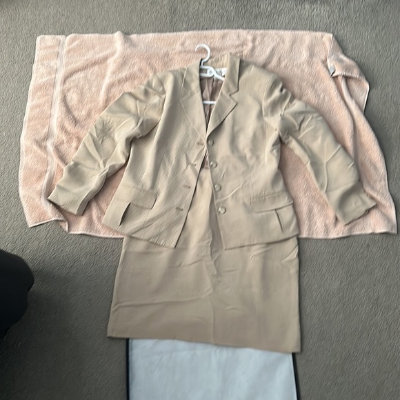 Tan Jones New York blazer with faux pockets and button closure Size: 14 - Picture 2 of 9